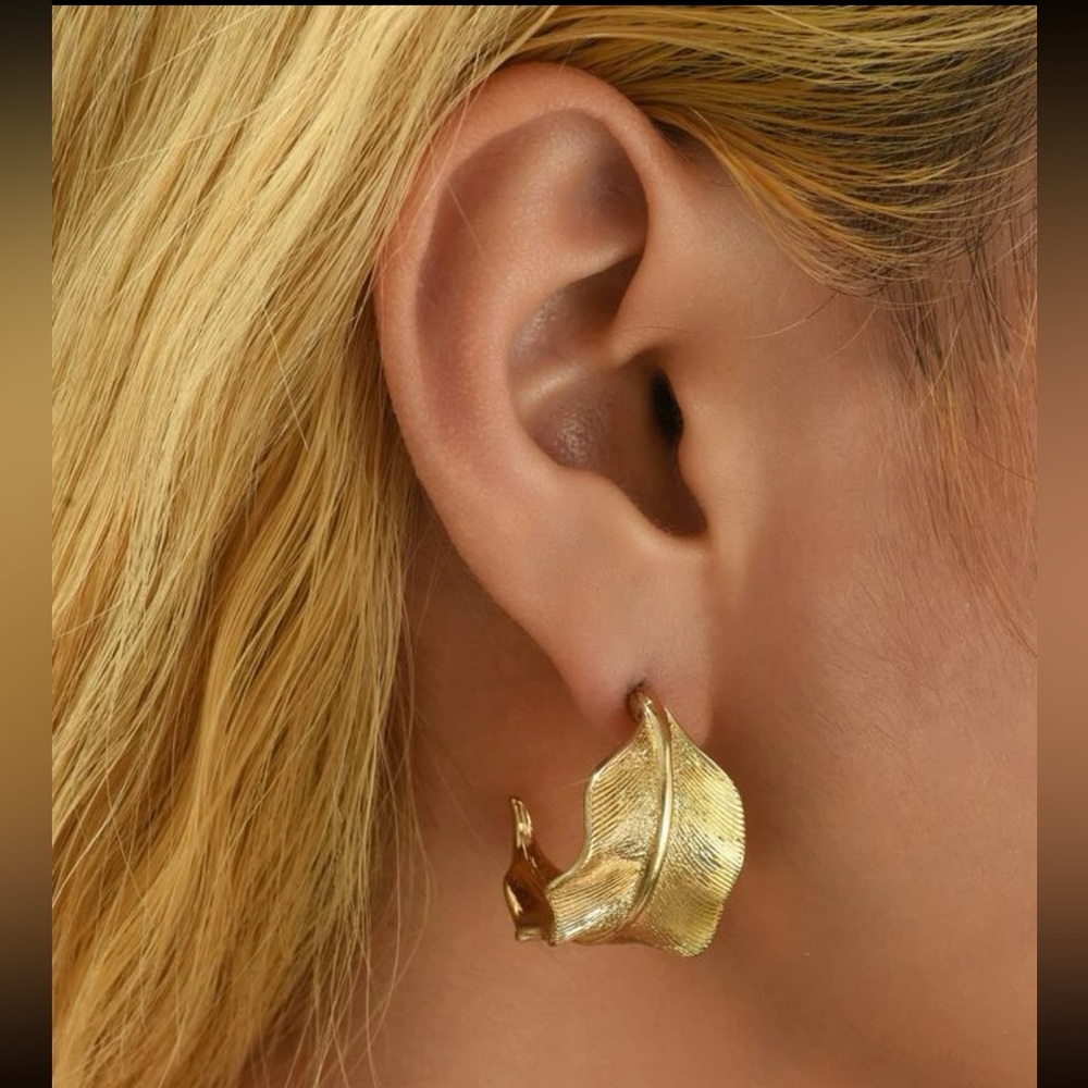 🍃 Lovely Metallic Gold Color Leaf Earrings 🍃